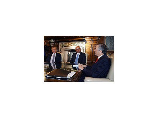 El Presidente junto a los dueños de la empresa aérea.
