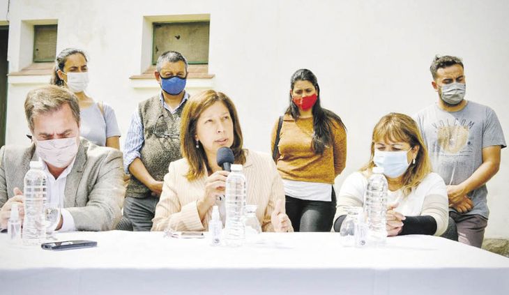 reclamo. En conferencia de prensa, la gobernadora Arabela Carreras volvió a pedir a Nación el envío de fuerzas federales para custodiar la zona ante un nuevo ataque perpetrado presuntamente por comunidades mapuches.