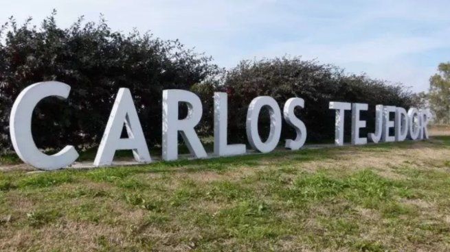 Carlos Tejedor invita a redescubrir el turismo en Buenos Aires con su plaza arbolada, costumbres locales y un entorno que respira calma.