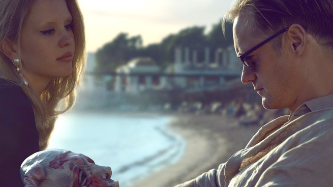 Mia Goth y Alexander Skarsgård protagonizan muerte infinita, en Prime Video.