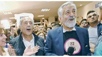 respiro. Adolfo Rodríguez Saá y su hermano, el actual gobernador Alberto, durante la celebración de los resultados electorales 2017.