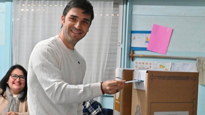 Nacho Torres votó temprano en Trelew.