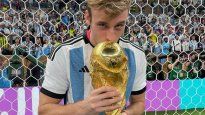 Sabe cuanto pesa. Federico Gomes Gerth besa la Copa del Mundo en Qatar. Hoy busca club.&nbsp;