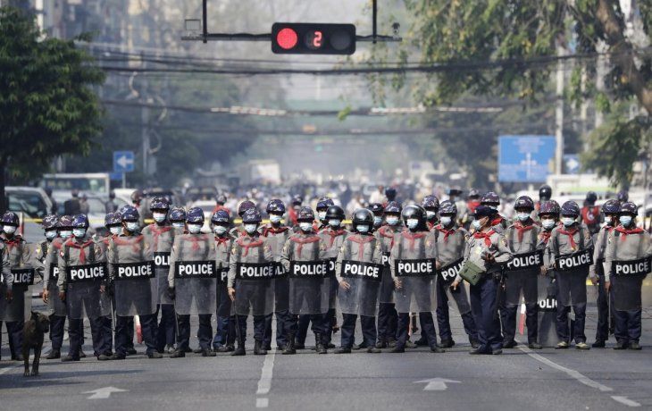 La policía, apoyada por militares, reprimió las protestas en varias ciudades de Myanmar.