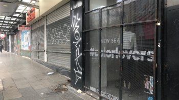 La mayoría de los comercios continúan con las persianas bajas&nbsp;