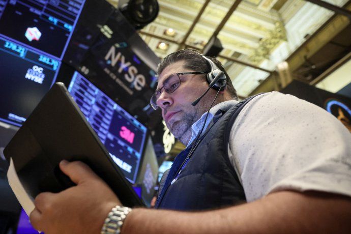 Large-, mid-, and small-cap stocks all received inflows, extending a three-week streak for large-cap stocks. Large-, mid-, and small-cap stocks all received inflows, extending a three-week streak for large-cap stocks.