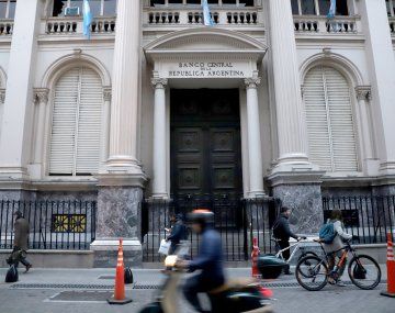 Nueva estrategia de tasas y más liquidez para bancos: la apuesta para apuntalar la deuda en pesos