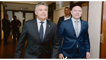 Protagonistas. Alfredo Cornejo junto a Dalmiro Garay, recientemente designado para ocupar un lugar en la Suprema Corte mendocina, la institución que el gobernador busca ampliar pese al rechazo de la oposición.