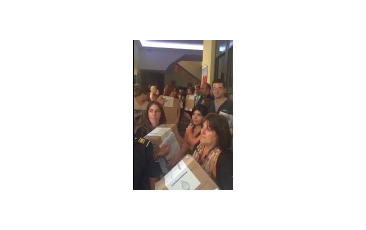Así evacuaron cerca de las 13 la Escuela Nº 25 de Villa Maipú por una falsa amenaza de bomba.
