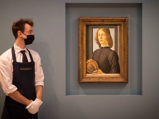 El retrato Joven sosteniendo un medallón de Sandro Botticelli (1445-1510) se vendió