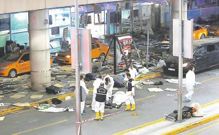 Destrozos. La Policía científica turca trabajó en la recolección de restos en el lugar de las explosiones.