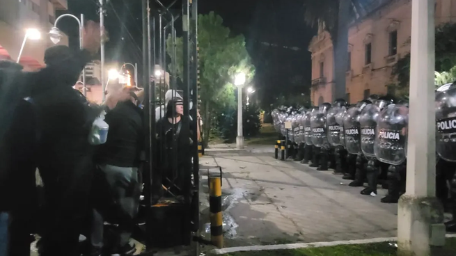 Frente a frente, así estuvieron policías en la Casa de Gobierno de Jujuy.