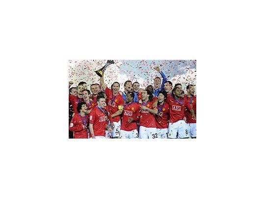 Manchester, con Tevez, levantó otro título internacional.