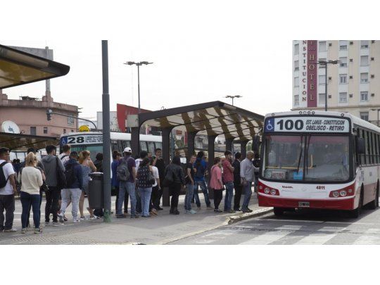 El Gobierno procede mensualmente a confrontar el kilometraje de referencia vigente de cada unidad con el kilometraje que la misma ha recorrido en igual período con doce meses de anterioridad, aplicando para ello el FCKS.