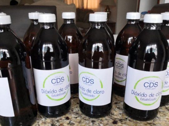 El dióxido de cloro, una solución al 28% de clorito de sodio en agua destilada, al parecer es anunciada y promocionada de manera errónea para la cura de enfermedades desde hace mucho tiempo y ahora lo hacen de forma equivocada contra el coronavirus.