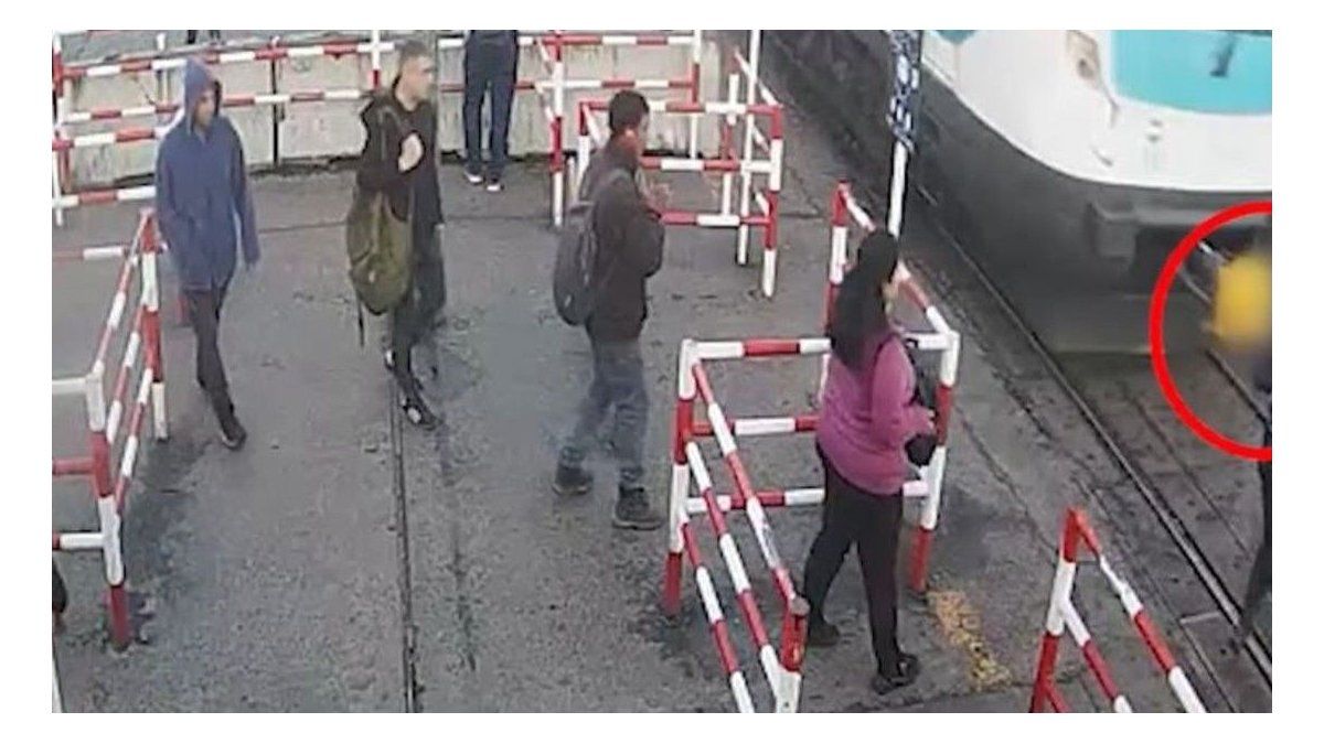 Video: he almost died after being hit by the train for looking at his cell phone in Liniers
