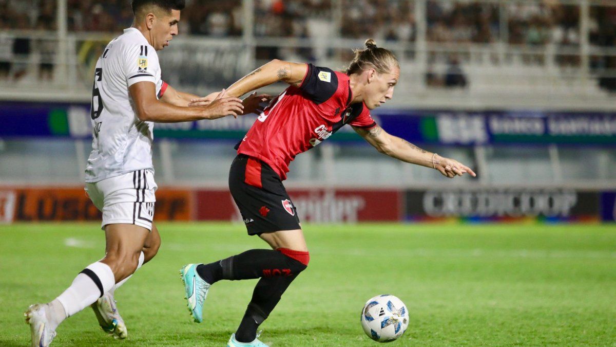Newells won with Banega as starter and captain