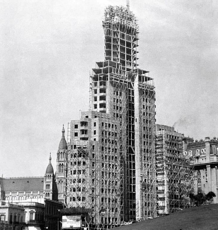 El Kavanagh se hizo en sólo 14 meses, todo un récord para semejante mole de hormigón (Foto Gentileza: Mariela Blanco, autora de Leyendas de ladrillos y adoquines) El Kavanagh se hizo en sólo 14 meses, todo un récord para semejante mole de hormigón (Foto Gentileza: Mariela Blanco, autora de Leyendas de ladrillos y adoquines)