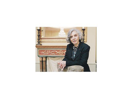 Tras recibir el Premio Biblioteca Breve por «Leonora», Poniatowska prepara una biografía de su marido, el fallecido astrónomo Guillermo Haro, y dice que seguirá escribiendo uno por cada uno de sus diez nietos para llegar a los 88 años.