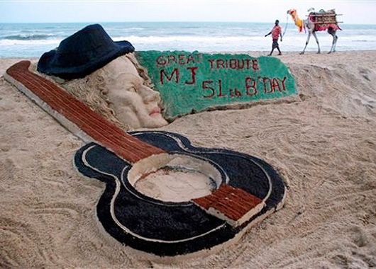 Una escultura de arena en la playa de Puri, India formó parte de las muchas formas que los admiradores del cantante tuvieron para recordarlo