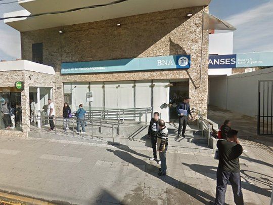 Los bancos van abriendo sus operaciones paulatinamente.