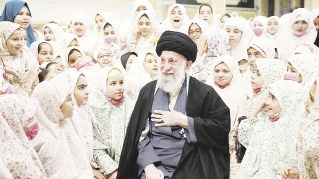 BATALLA. El ayatolá Ali Jomeini visitó semanas atrás una escuela de niñas en coincidencia con una serie de protestas en Irán contra el estricto código de conducta que pesa sobre las mujeres.
