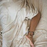 Qué dicen los psicologos sobre dormir con una pierna afuera de las sabanas. Qué dicen los psicologos sobre dormir con una pierna afuera de las sabanas.