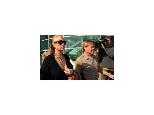 Lindsay Lohan, rodeada por la Policía.