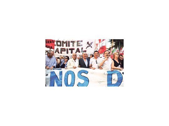 El radicalismo fue ayer a la Plaza de Mayo con columna propia encabezada por Ricardo Alfonsín, Ricardo Gil Lavedra e Hipólito Solari Yrigoyen.