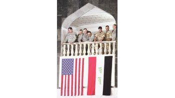 ámbito.com | Las banderas norteamericana e iraquí, desplegadas ayer en la ceremonia de cambio de mando en Bagdad. A la cita asistió el vicepresidente de EE.UU., Joseph Biden. Permanecen unos 50.000 hombres del Pentágono en el país árabe.
