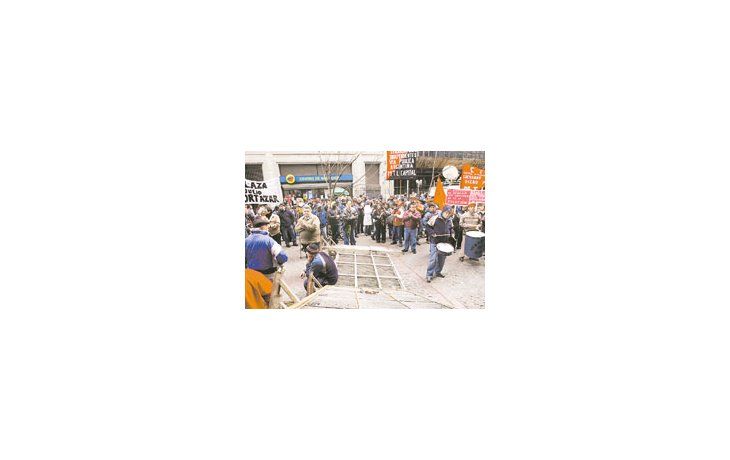ámbito.com | Piqueteros, travestis, prostitutas y vendedores ambulantes obstaculizaron ayer la semipeatonal Perú, frente a la Legislatura porteña, en protesta contra la reforma del Código Contravencional que les aplica penas más severas.