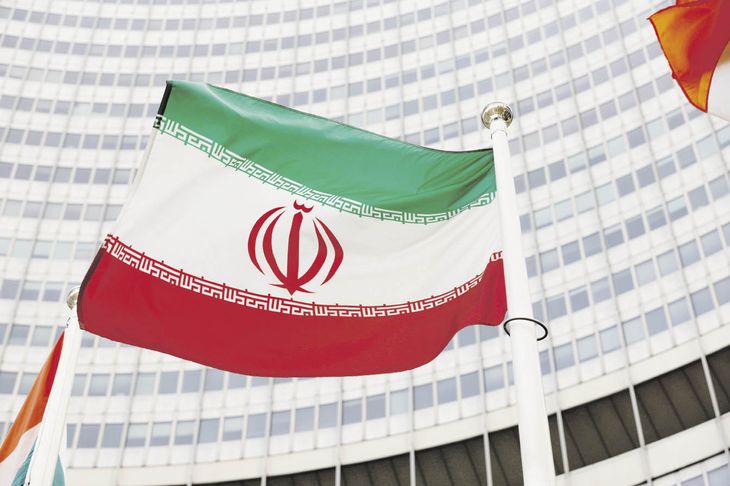 TENSIÓN. La bandera de Irán flamea frente a la sede de la Agencia Internacional de la Energía Atómica (AIEA). La comunidad internacional busca evitar que la República Islámica acceda a armas nucleares.