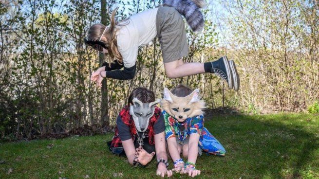 Los Therian se comportan como animales. Se los suele reconocer por el uso de máscaras, colas o caminar en cuatro patas. Los más frecuentes suelen ser lobos, zorros, perros y felinos, aunque también hay quienes se reconocen en aves o reptiles.