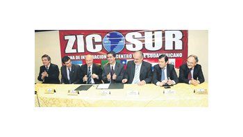 El senador Eugenio Artaza; el gobernador Urtubey; Ciácera; los mandatarios Capitanich, Colombi y Zamora y el vicegobernador del Chaco, Juan Carlos Bacileff Ivanoff, al finalizar la firma del convenio.