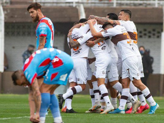 Platense le ganó a Arsenasl en la Liga Profesional.