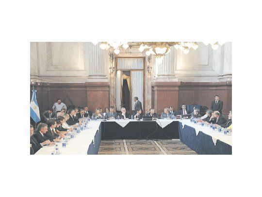 El Gobierno nacional comenzó a construir ayer en el Salón Azul del Senado la base de votos necesarios para convertir en ley el acuedo con los holdouts. Desfilaron 18 gobernadores provinciales, incluido el jefe de Gobierno porteño, Horacio Rodríguez Larreta.