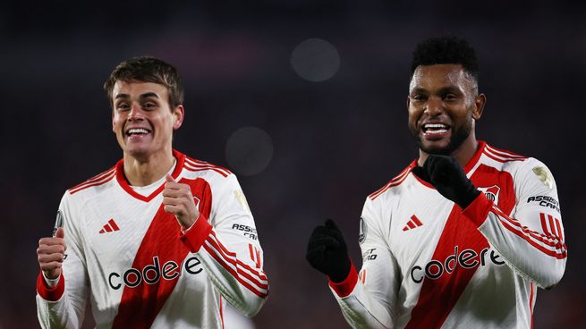 Miguel Borja celebra su segundo gol ante Libertad junto a Nicolás Fonseca.&nbsp;