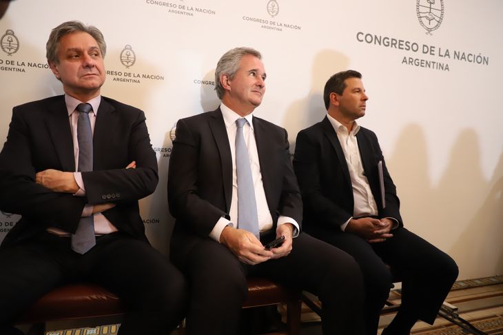 Mientras los legisladores se peleaban, los funcionarios del Ejecutivo esperaban para exponer.