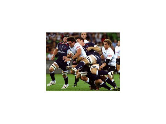 Una topadora. Ryan Kankowski arrasa a pesar del doble tackle de los Melbourne Rebels.