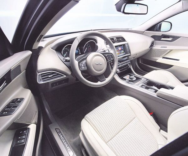 Sedán de lujo inglés (foto 1)