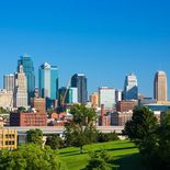 Horizonte urbano (skyline) del centro de Kansas City con el parque Penn Valley en el primer plano y un cielo azul vivo de fondo. En esa ciudad debuta la Scaloneta Horizonte urbano (skyline) del centro de Kansas City con el parque Penn Valley en el primer plano y un cielo azul vivo de fondo. En esa ciudad debuta la Scaloneta