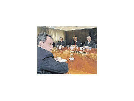 Miguel Peirano conversó ayer en Economía con miembrosde la UIA, entre ellos Roberto Domenech, José Ignaciode Mendiguren y Juan Carlos Lascurain.
