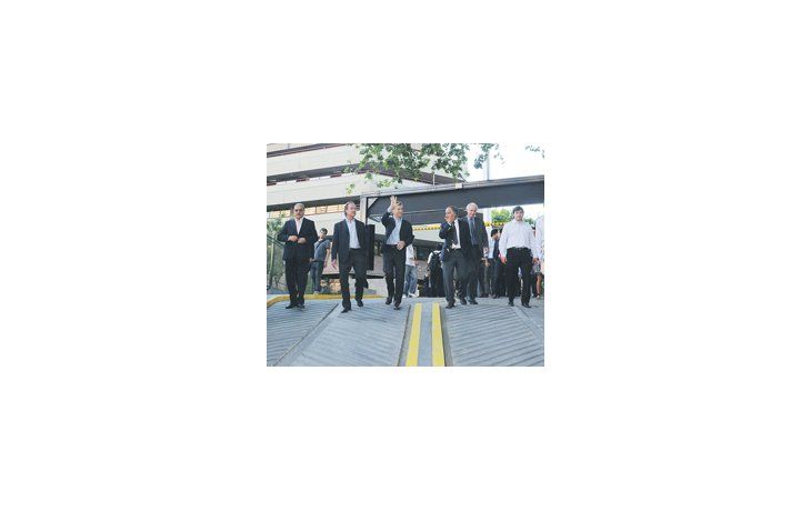 ámbito.com | Mauricio Macri, ayer en la inauguración de un estacionamiento en Recoleta. Dijo que está de acuerdo con la quita de subsidios, en una jornada en la cual sus ministros criticaron a funcionarios K por denuncias sobre obras irregulares.