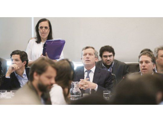 Negociaciones. Los diputados oficialistas Luciano Laspina (izq.) y Emilio Monzó (centro), en la mesa principal con el ministro Nicolás Dujovne, ayer en la Comisión de Presupuesto y Hacienda donde discutieron las reformas.