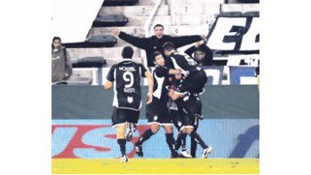 Todos abrazan a Fabián Cubero, autor del primer gol, con el cual Vélez abrió su camino hacia el triunfo.