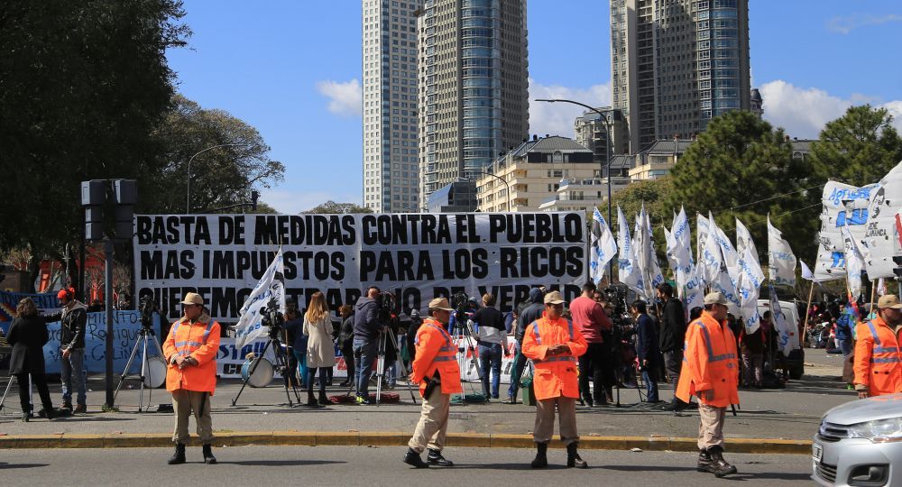 Masiva Marcha Federal en Plaza de Mayo contra ajuste y despidos (foto 3)