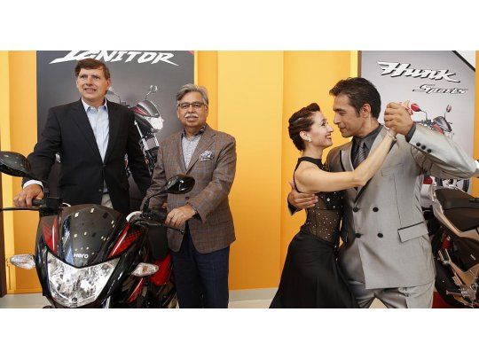 El CEO de Hero, Pawan Munjal junto al Gerente General de Marwen, la ensambladora de las motos.