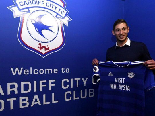 Emiliano Sala posando con la camiseta de Cardiff City