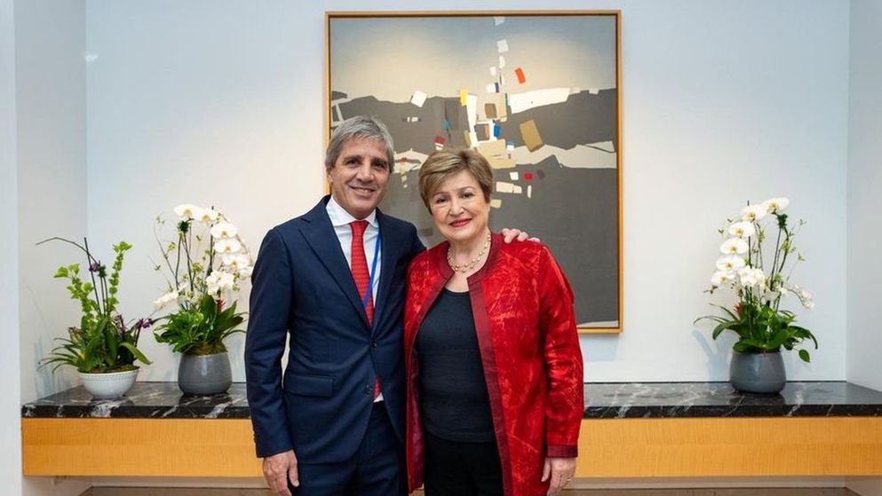 El ministro Luis Caputo y la titular del FMI, Kristalina Georgieva, finalizaron la segunda revisión del programa.