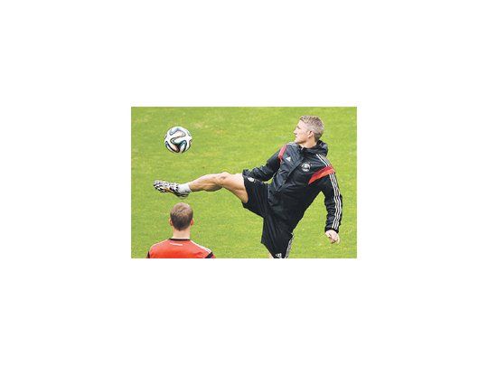 La presencia de Sami Khedira está en duda y Joachim Löw podría volver a reemplazarlo por Bastian Schweinsteiger, como ya hizo ante Estados Unidos. El volante del Real Madrid fue operado hace siete meses de los ligamentos y aún no está en plenitud.